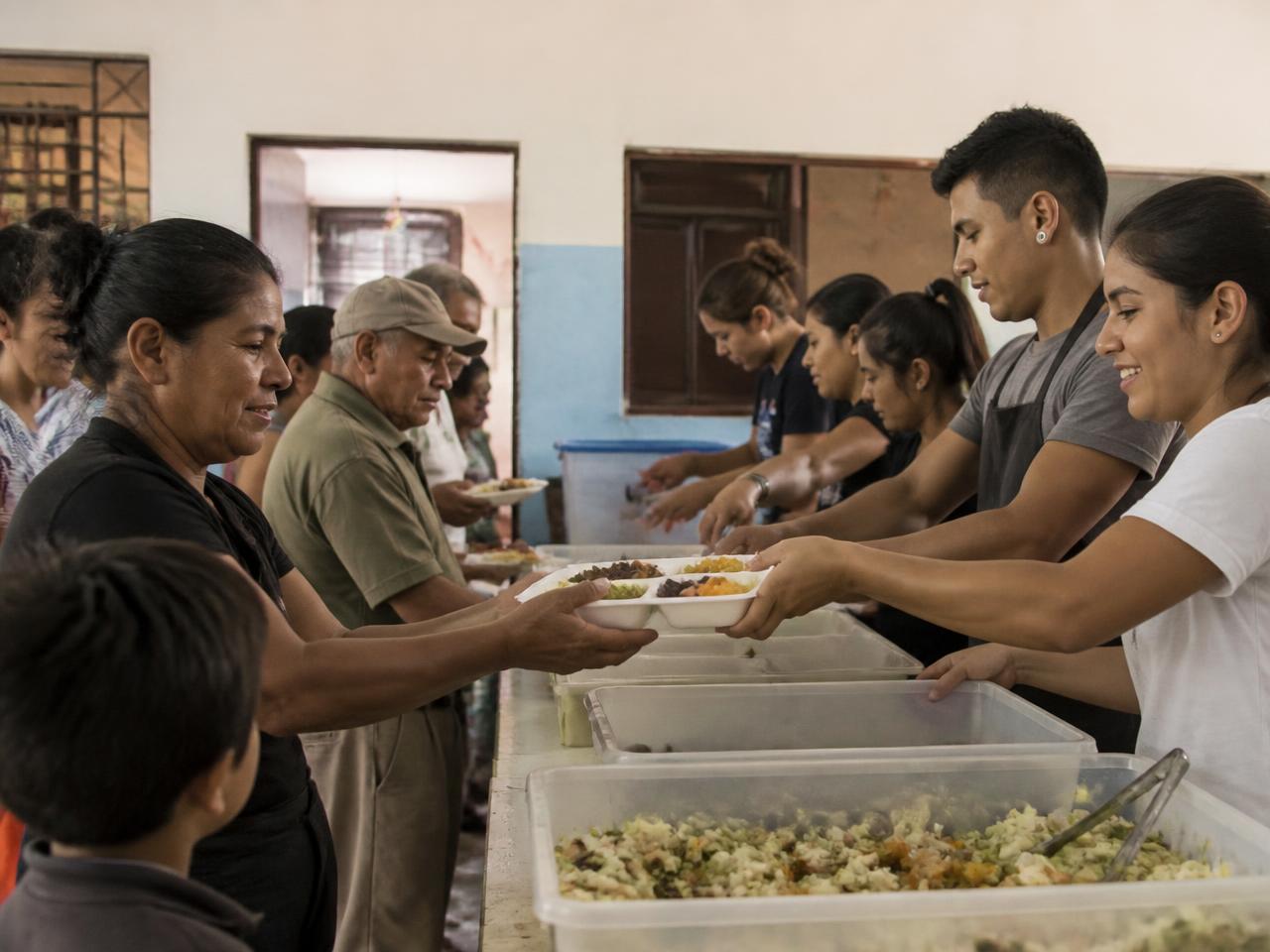 Entrega de alimentos rescatados en un comedor comunitario